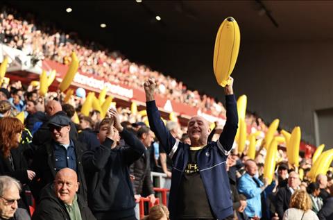 CĐV Man City mang hàng trăm quả chuối bơm hơi tới Anfield