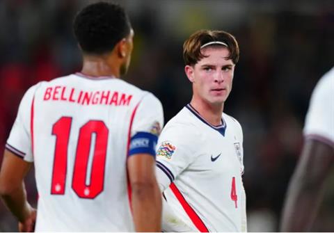 Chelsea dẫn đầu cuộc đua giành Alex Scott