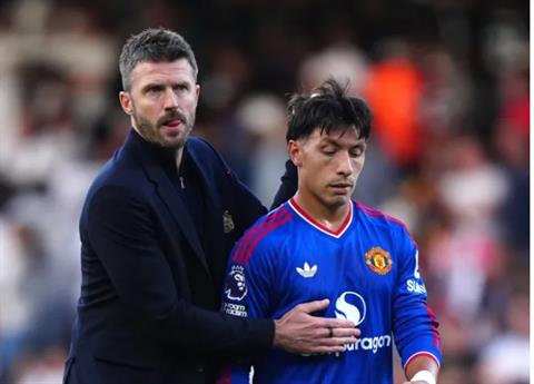 HLV Daniel Farke bảo vệ Michael Carrick