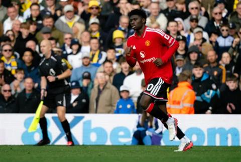 Gary Neville khen ngợi tân binh Carlos Baleba