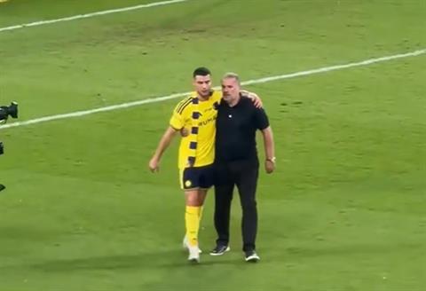 Hành động gây chú ý của HLV Postecoglou với Ronaldo