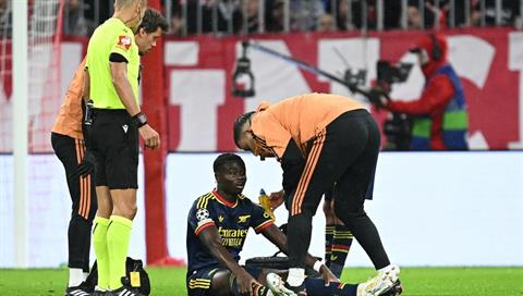Arsenal nhận tin không vui từ Bukayo Saka