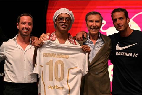 Ronaldinho chuẩn bị tái xuất sân cỏ sau 11 năm