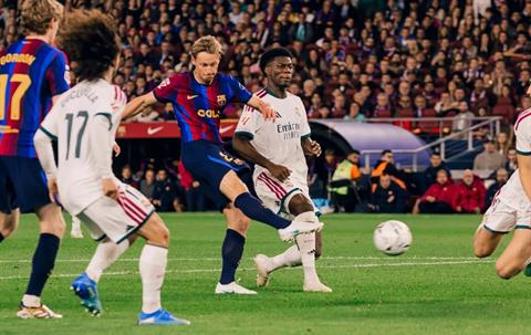 Frenkie de Jong trấn an CĐV Barca sau tuần giông bão