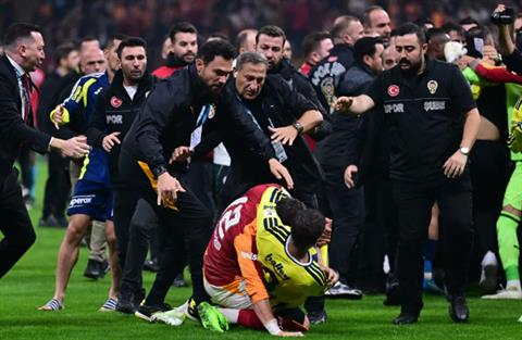 Ẩu đả dữ dội ở đại chiến Galatasaray vs Fenerbahce