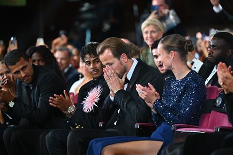 Harry Kane trở thành cầu thủ Anh đầu tiên giành QBV sau 25 năm