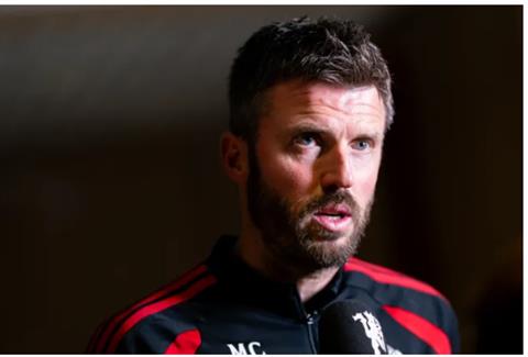 Gary Neville bất ngờ khi MU chưa sa thải Michael Carrick