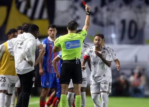 Hành động che miệng khiến Neymar nhận án phạt nặng