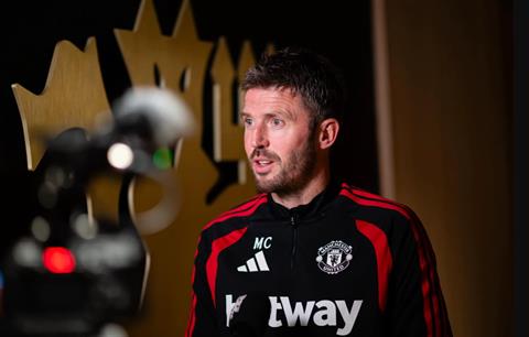 Carrick đáp trả Gary Neville, lên tiếng bảo vệ Bruno Fernandes