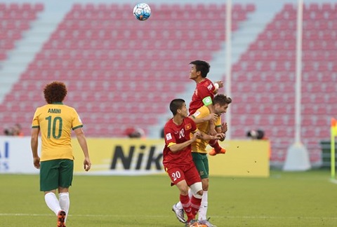 U23 Viet Nam 0-2 U23 Australia Tranh bong va kiem soat bong hinh anh goc 2