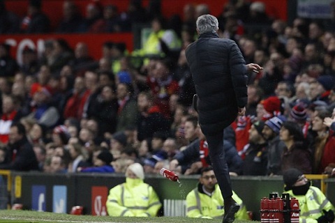 Graham Poll Nen cam Mourinho den san trong 6 tran hinh anh goc