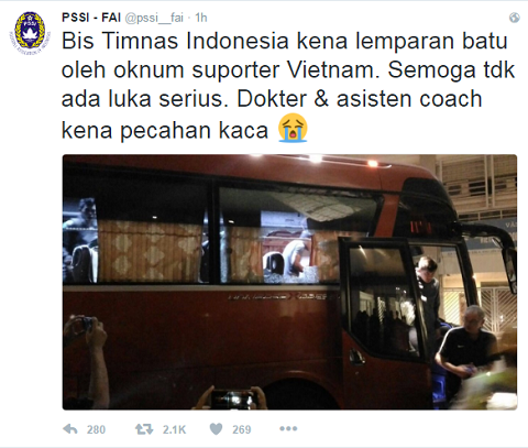 Nong Xe bus cho doi tuyen Indonesia bi nem vo cua so hinh anh goc 4