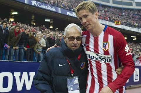 Fernando Torres tang ao cho thay cu Manuel Brinas