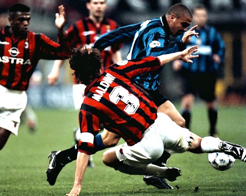 Ronaldo va Maldini thuong xuyen dung do nhau trong nhung tran derby Milano