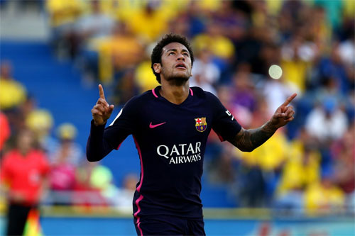 Neymar co hat-trick dau tien trong mau ao Barca khi choi tren san doi phuong. Anh: Reuters.