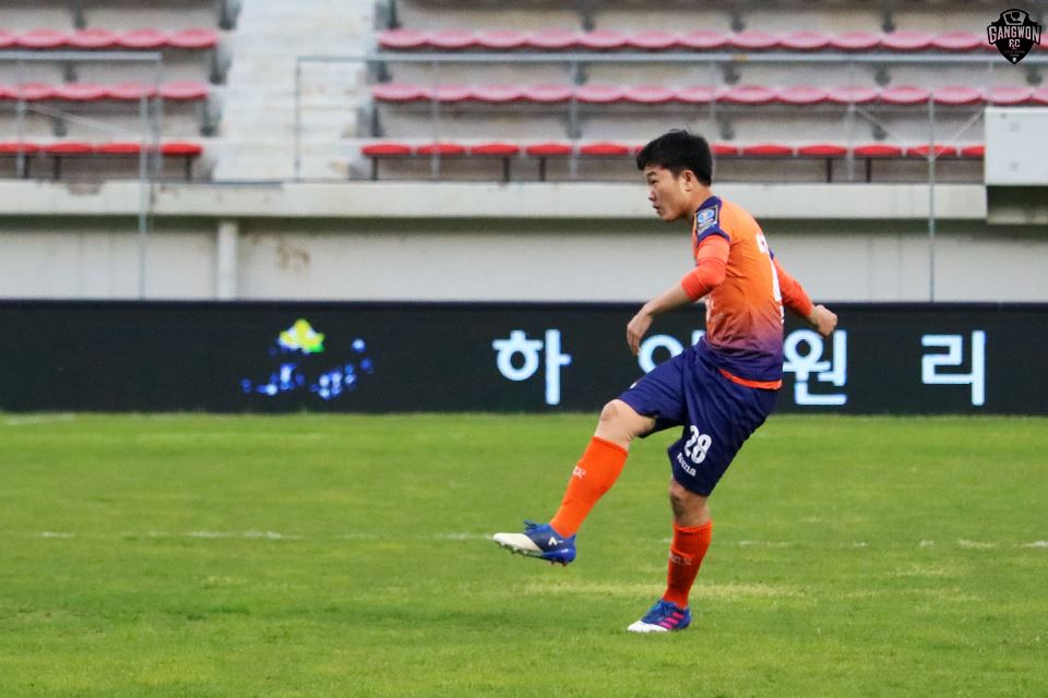 R-League Xuan Truong kien tao, Gangwon thang de hinh anh goc