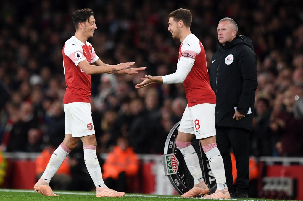 Ozil thay the hoan hao Ramsey Ozil thay the hoan hao Ramsey