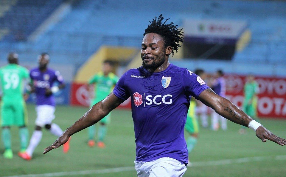 Tien dao Oseni dang dan dau danh sach vua pha luoi V-League 2018.