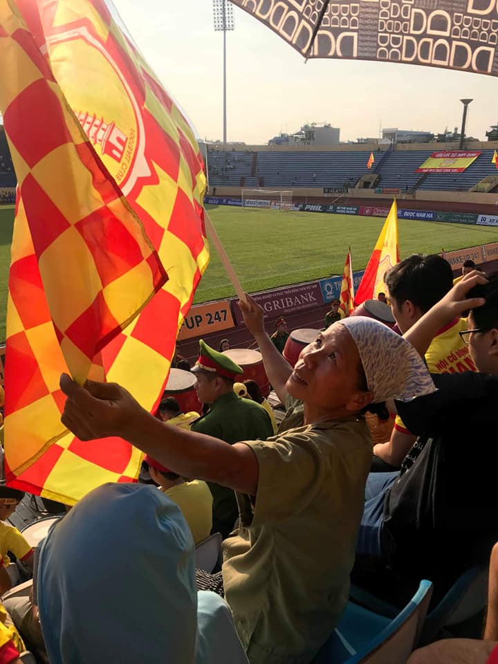 Nữ CĐV Nam Định và câu nói khiến cả VLeague phải suy ngẫm hình ảnh