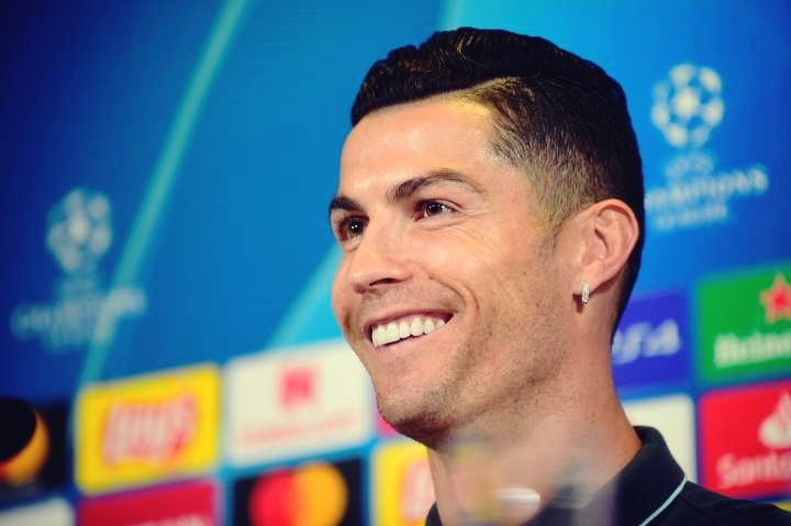 VIDEO: Dieu khien Cristiano Ronaldo thay hanh phuc nhat la...