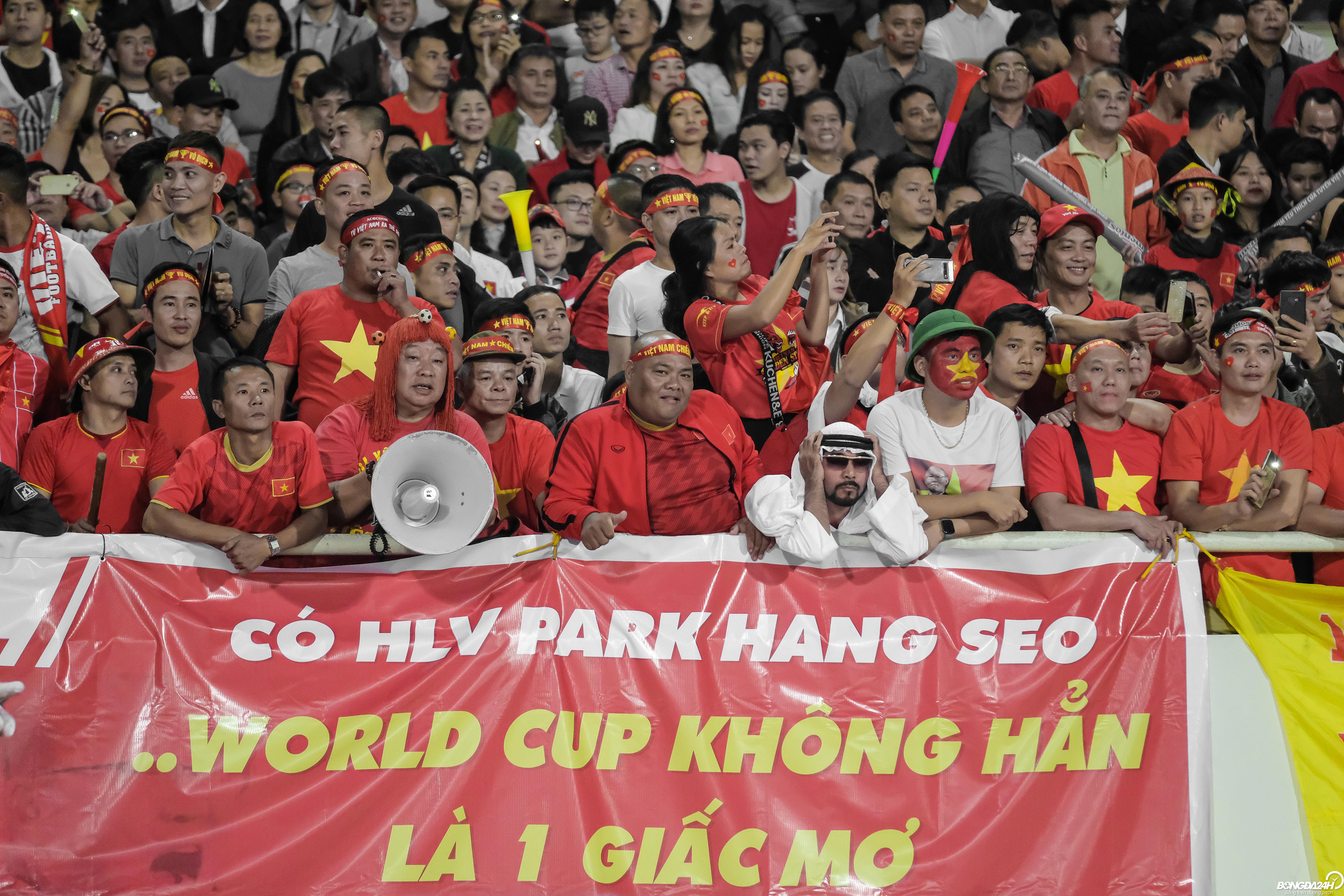 Hài hước CĐV UAE lạc giữa rừng fan Việt hình ảnh