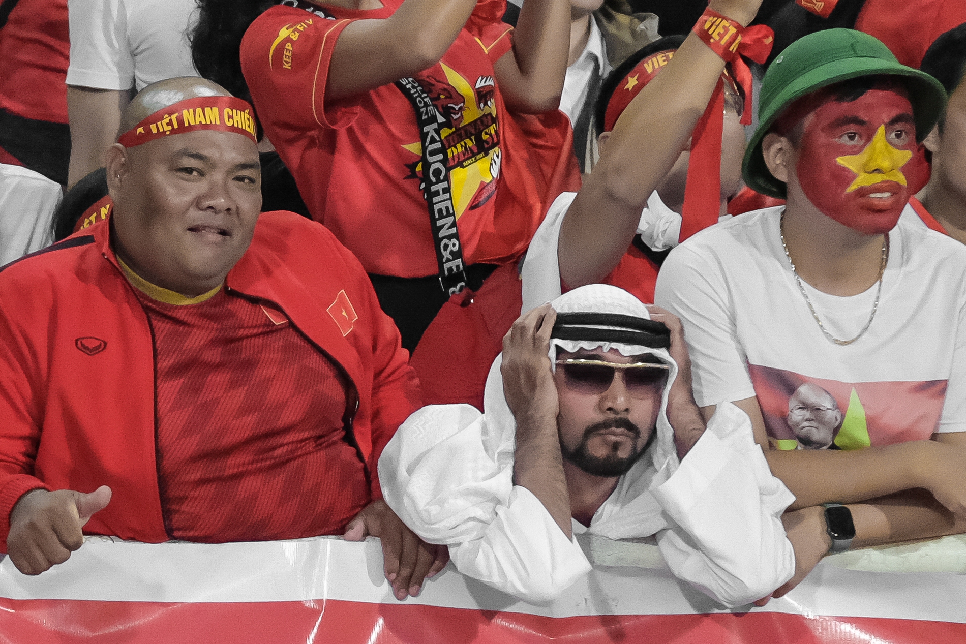 Hài hước Hoàng thân UAE lạc giữa rừng fan Việt hình ảnh gốc 3