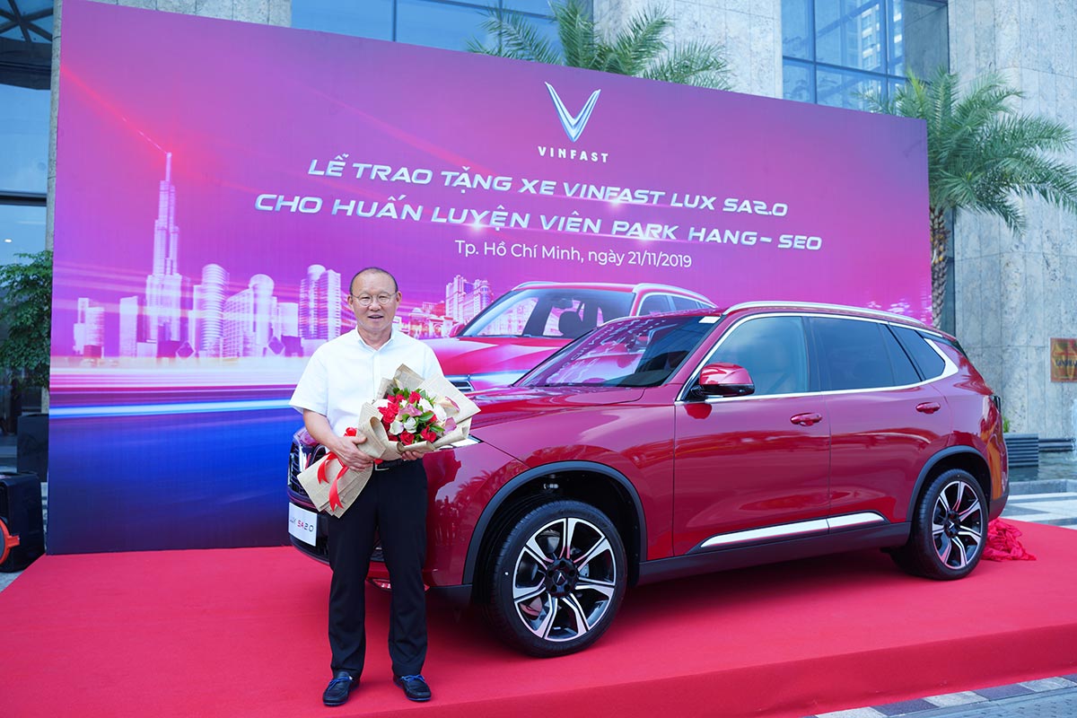 VINFAST tặng xe LUX SA20 cho HLV Park Hang-Seo hình ảnh