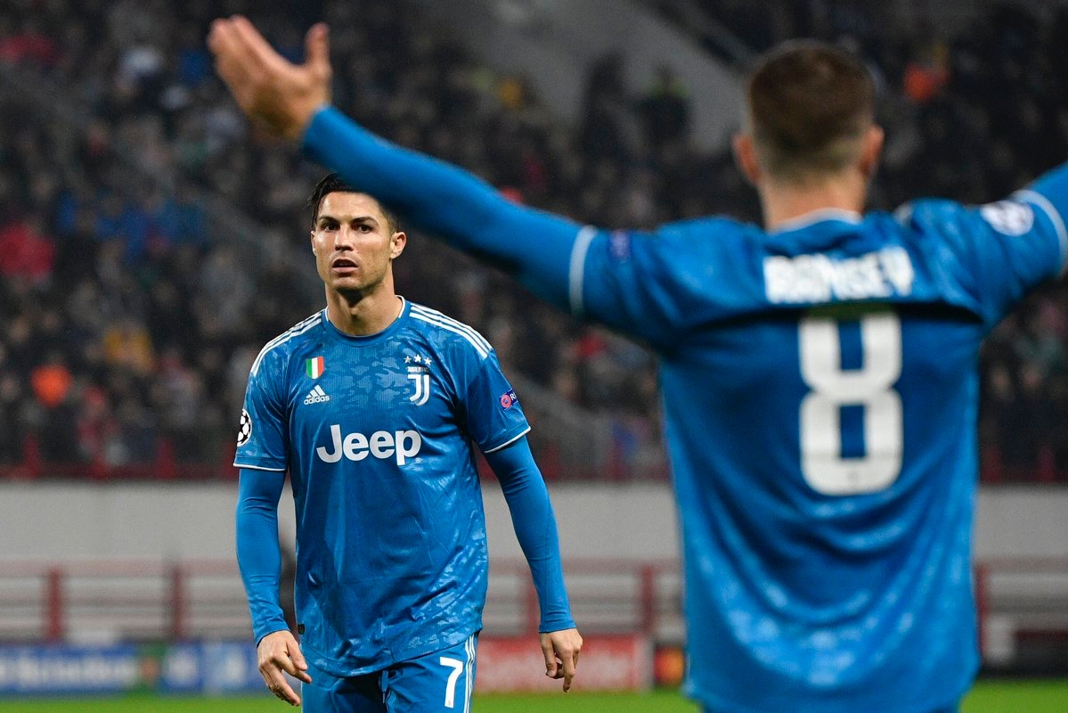 Cristiano Ronaldo biểu cảm khó chịu sau khi bị Ramsey cướp bàn hình ảnh