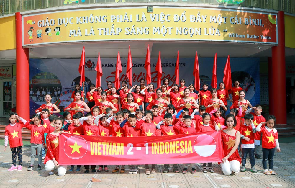 Cô trò trường Mầm non nhuộm đỏ sân trường cổ vũ U22 Việt Nam ảnh 11