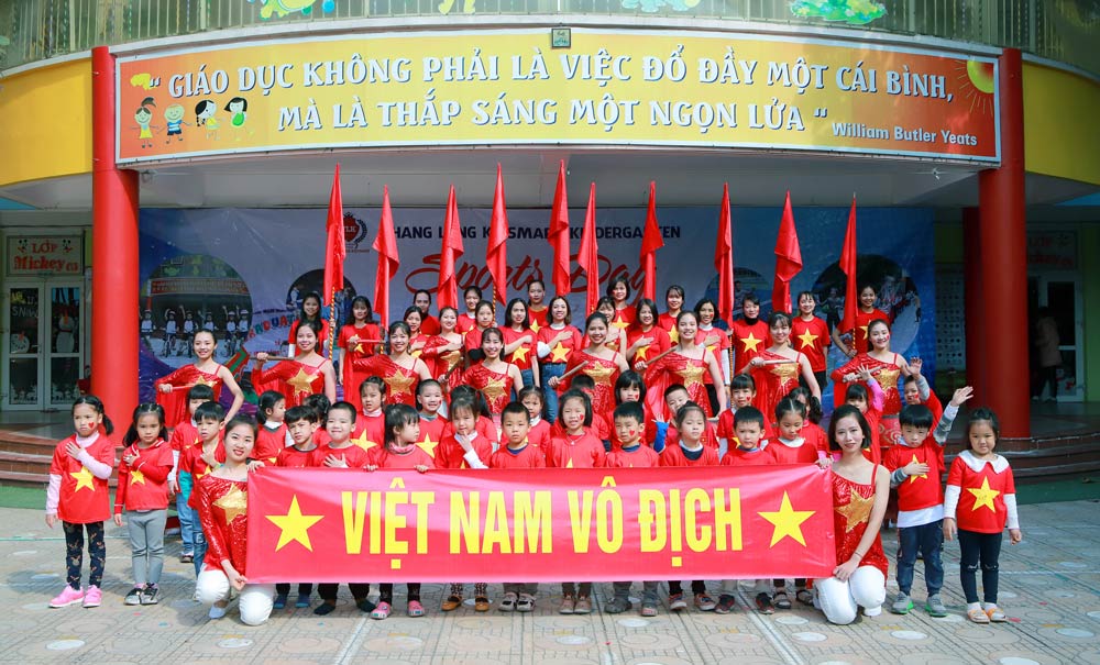 Cô trò trường Mầm non nhuộm đỏ sân trường cổ vũ U22 Việt Nam ảnh 10
