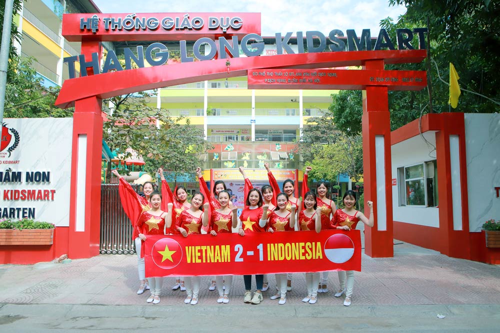 Cô trò trường Mầm non nhuộm đỏ sân trường cổ vũ U22 Việt Nam ảnh 18