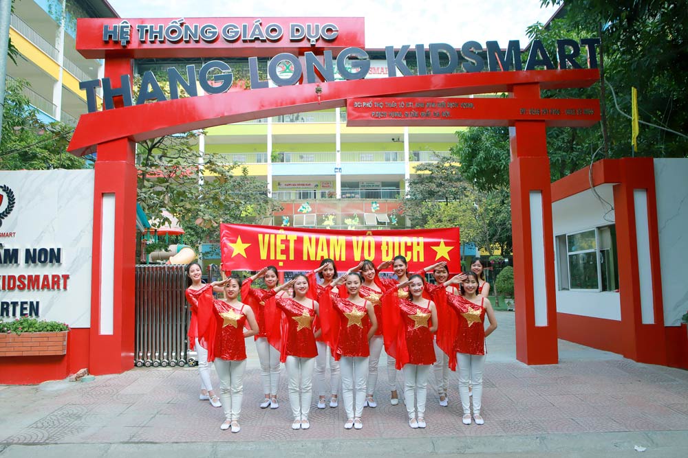 Cô trò trường Mầm non nhuộm đỏ sân trường cổ vũ U22 Việt Nam ảnh 17