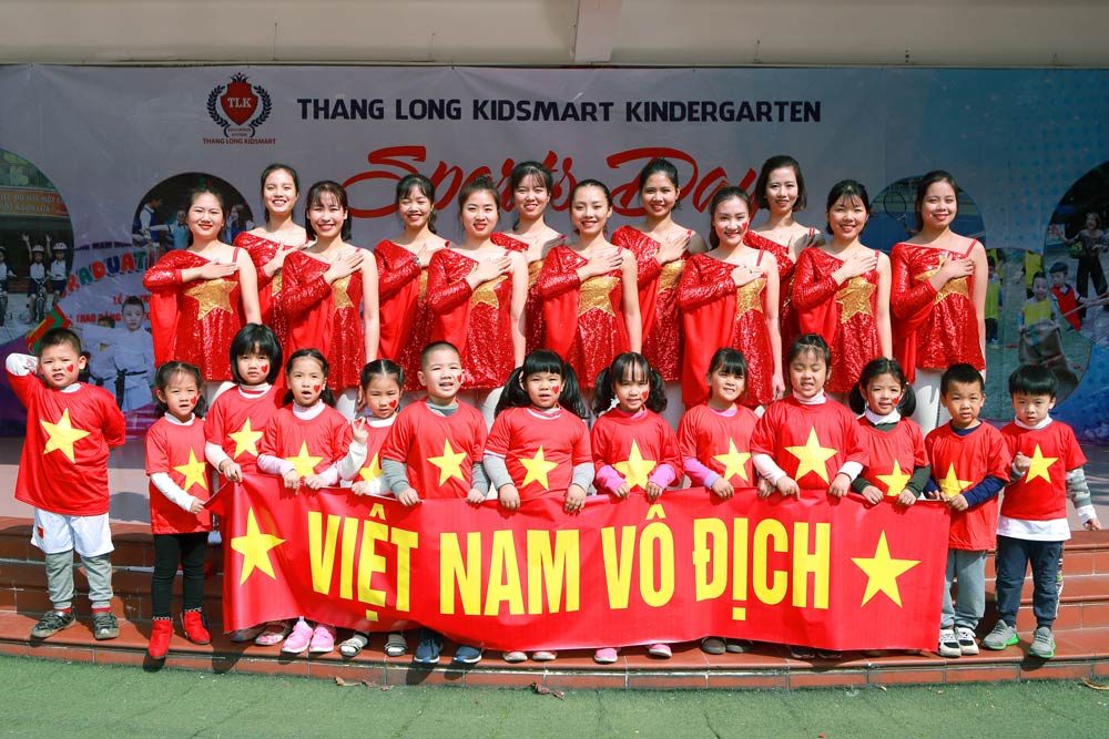 Cô trò trường Mầm non nhuộm đỏ sân trường cổ vũ U22 Việt Nam ảnh 16