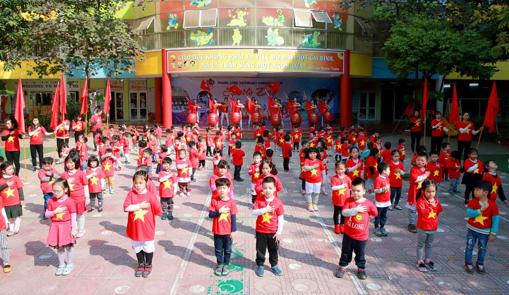 Cô trò trường Mầm non nhuộm đỏ sân trường cổ vũ U22 Việt Nam ảnh 2