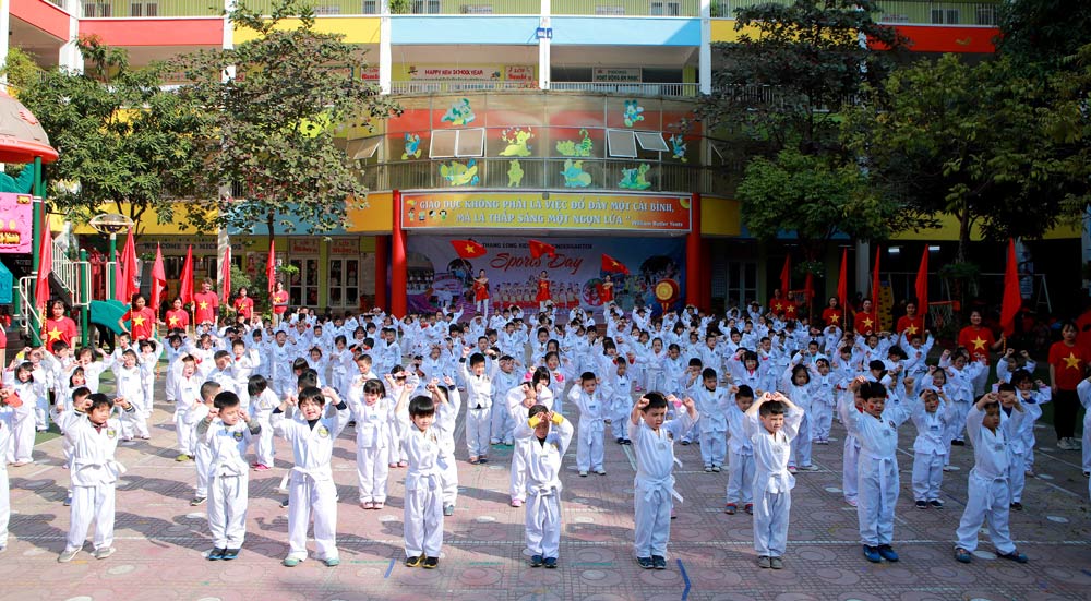 Cô trò trường Mầm non nhuộm đỏ sân trường cổ vũ U22 Việt Nam ảnh 3