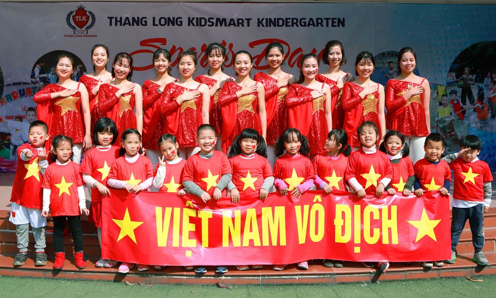 Cô trò trường Mầm non nhuộm đỏ sân trường cổ vũ U22 Việt Nam ảnh 8
