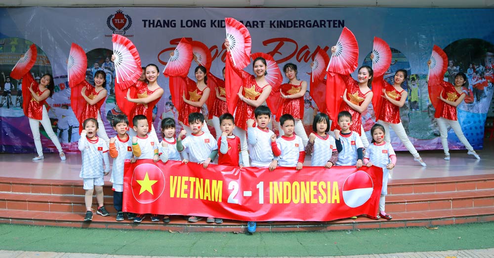 Cô trò trường Mầm non nhuộm đỏ sân trường cổ vũ U22 Việt Nam ảnh 15
