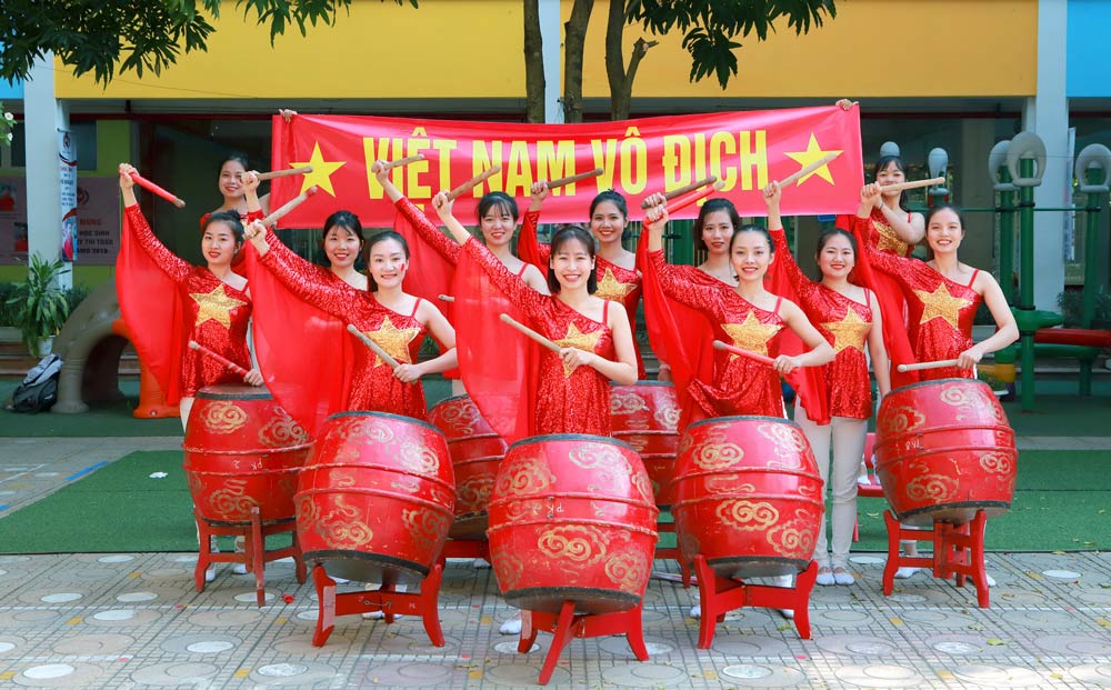 Cô trò trường Mầm non nhuộm đỏ sân trường cổ vũ U22 Việt Nam ảnh 14