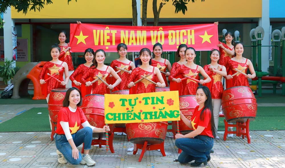 Cô trò trường Mầm non nhuộm đỏ sân trường cổ vũ U22 Việt Nam ảnh 13