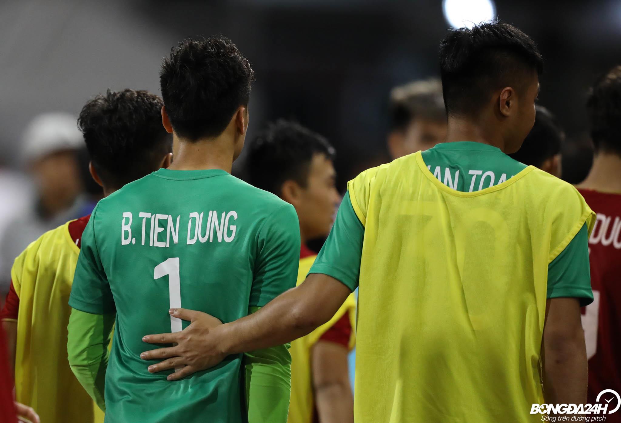 U23 Việt Nam Thủ môn Bùi Tiến Dũng bị đau vai sau trận gặp UAE hình ảnh