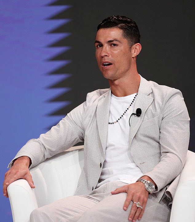 Ronaldo khoe trang sức trị giá 19 tỷ đồng tại sự kiện ở Dubai ảnh 1