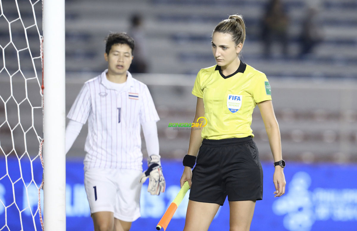 Trọng tài biên xinh đẹp đã từ chối bàn thắng của ĐT Nữ Thái Lan 3