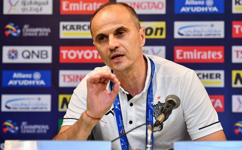 HLV Bozidar Bandovic của Buriram United HLV Bozidar Bandovic cua Buriram United