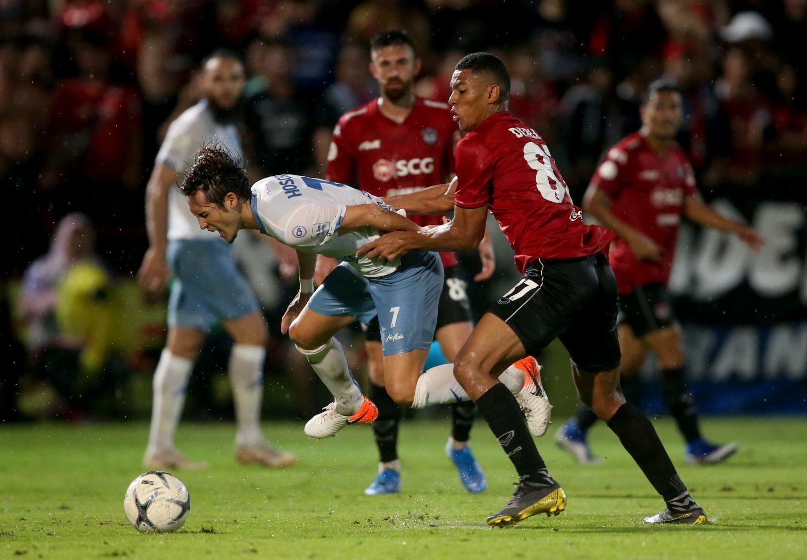 Muangthong United áp đảo về mọi mặt trước Buriram United