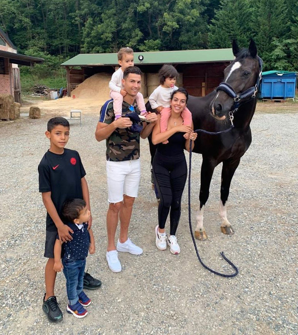 Georgina chăm sóc các con của Ronaldo chu đáo