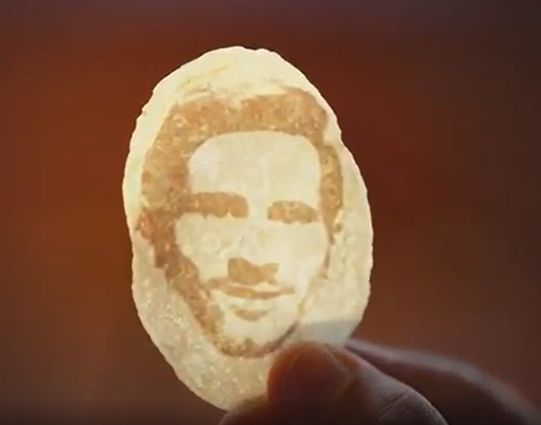 Miếng snack in hình Messi