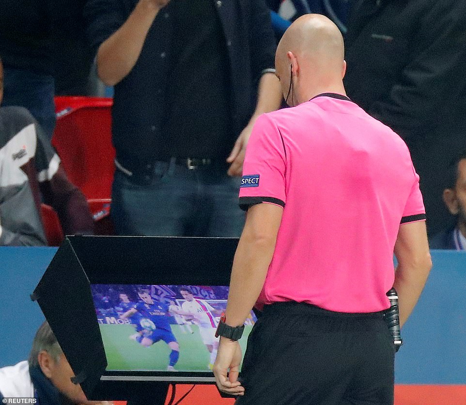 Trưởng ban trọng tài UEFA VAR đã trở nên quá soi mói! 2