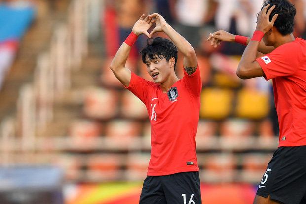 Khoảng khắc Seung-won bắn tim sau pha lập bàn đầu tiên cho U23 Hàn Quốc