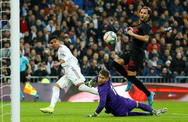 Real 2-1 Sevilla Casemiro ghi ban