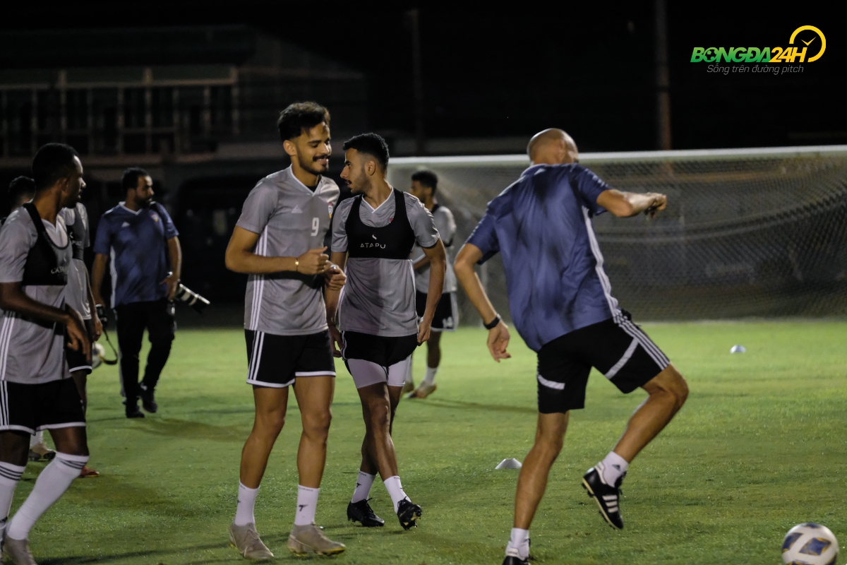 Ali Saleh cua U23 UAE tap luyen ngay 7/1